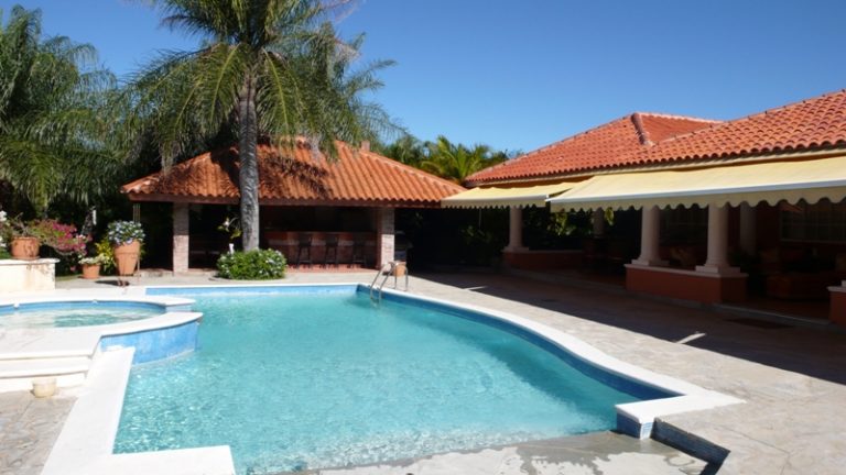 Juan Dolio,Guavaberry: Venta de espaciosa casa tipo villa con lujosas areas verdes y atractiva piscina