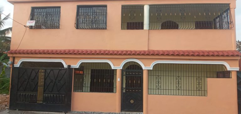 Prado Oriental III: Casa en venta de dos niveles con 7 habitaciones