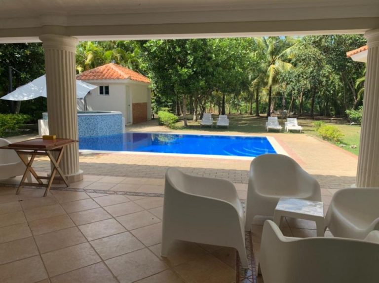 Guayacanes: Villa en Metro Country Club, en venta o alquiler