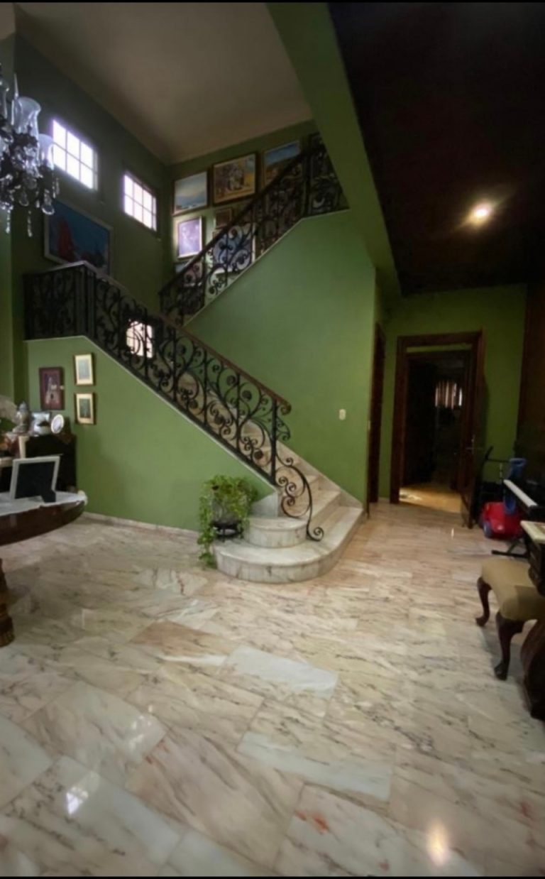 Arroyo Hondo, Espaciosa casa en venta, destaca por su luminosidad e imponente arquitectura.