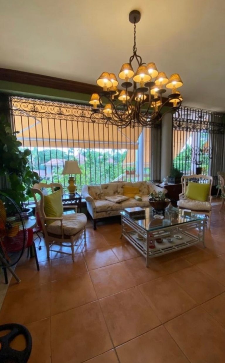 Arroyo Hondo, Espaciosa casa en venta, destaca por su luminosidad e imponente arquitectura.