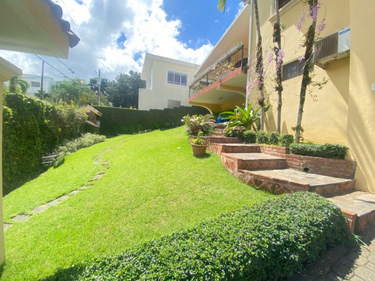 Viejo Arroyo Hondo, casa en venta con amplias areas verdes e imponente arquitectura