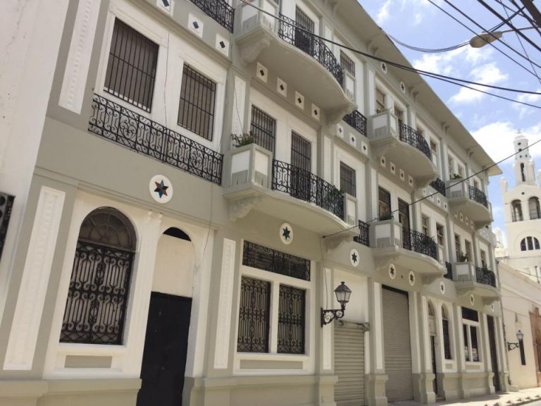 Zona Colonial: venta de hotel historico, colindante con lugares atractivos para turistas