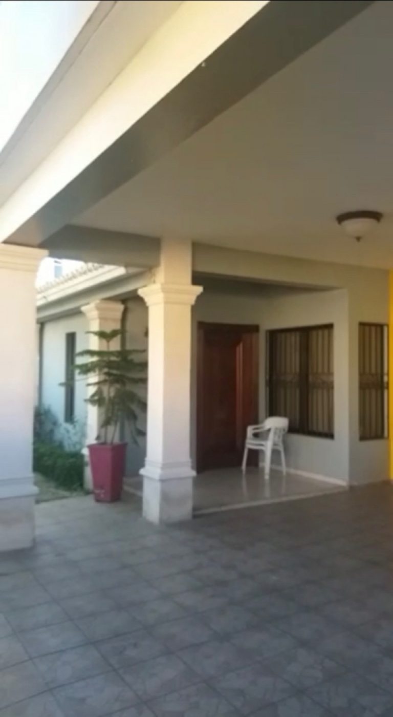 La Vega, Villas Carolina: espectacular casa unifamiliar de 2 niveles en venta