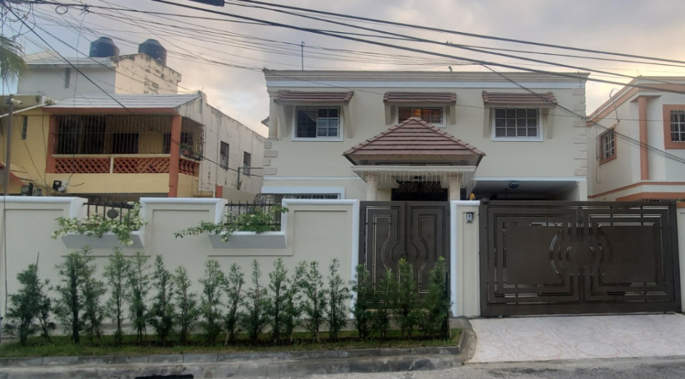 Urbanizacion Maximo Gomez, casa en venta en zona segura
