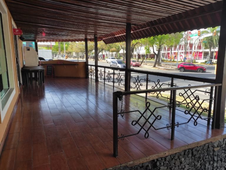 Ensanche Paraíso, local ideal para restaurantes en plaza con alto flujo de clientes en Ave. Winston Churchill