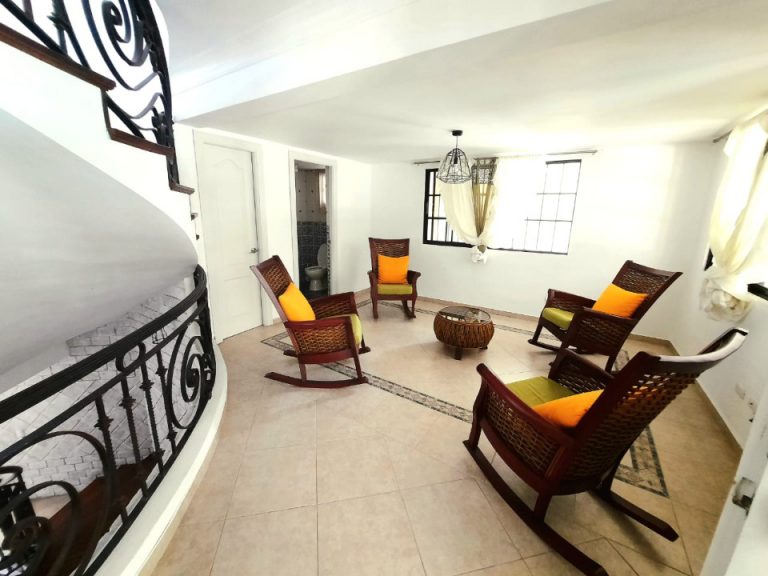 Casa de tres niveles con amplios espacios y comodidades en Arroyo Hondo III
