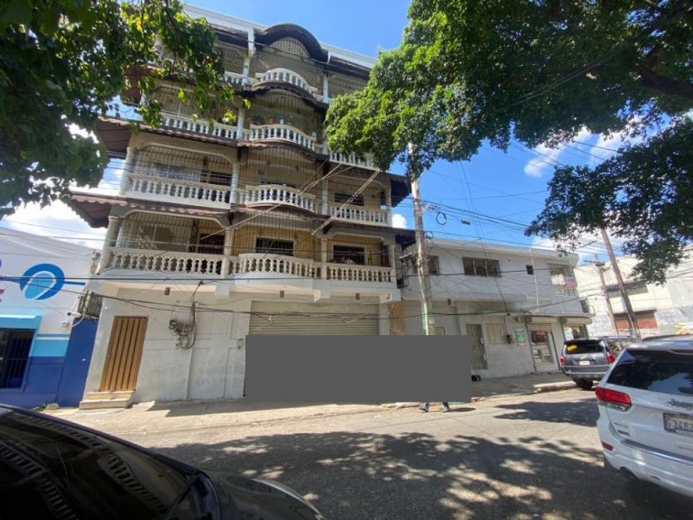 Inversión Versátil en Villa Juana: Edificio de Apartamentos, Casa y Local Comercial en Venta