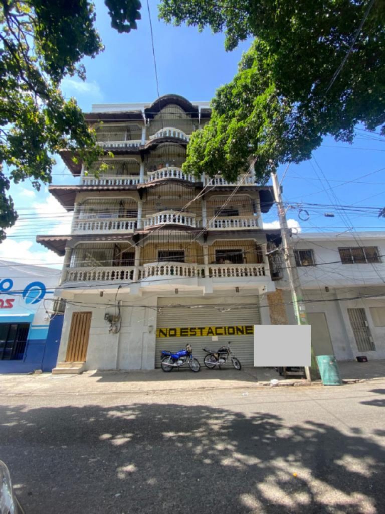 Inversión Versátil en Villa Juana: Edificio de Apartamentos, Casa y Local Comercial en Venta