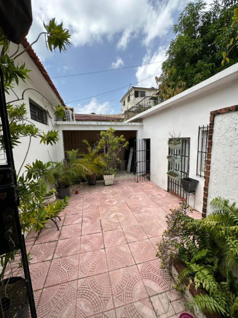 Tu Oasis de Lujo y Confort en el Corazón de Santo Domingo: Residencia Colonial de una Planta con parqueo para 4 Vehículos y Más