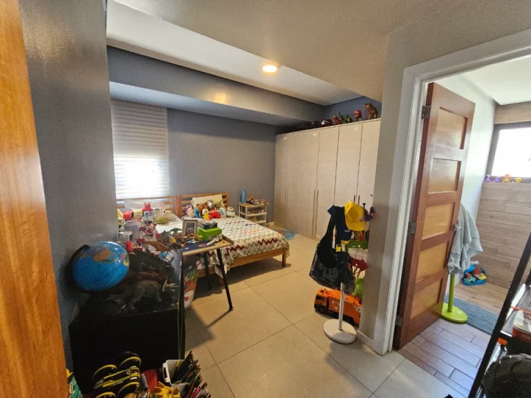 Ensanche Serrallés: Apartamento en Venta con Piscina, Estudio y 3 Parqueos