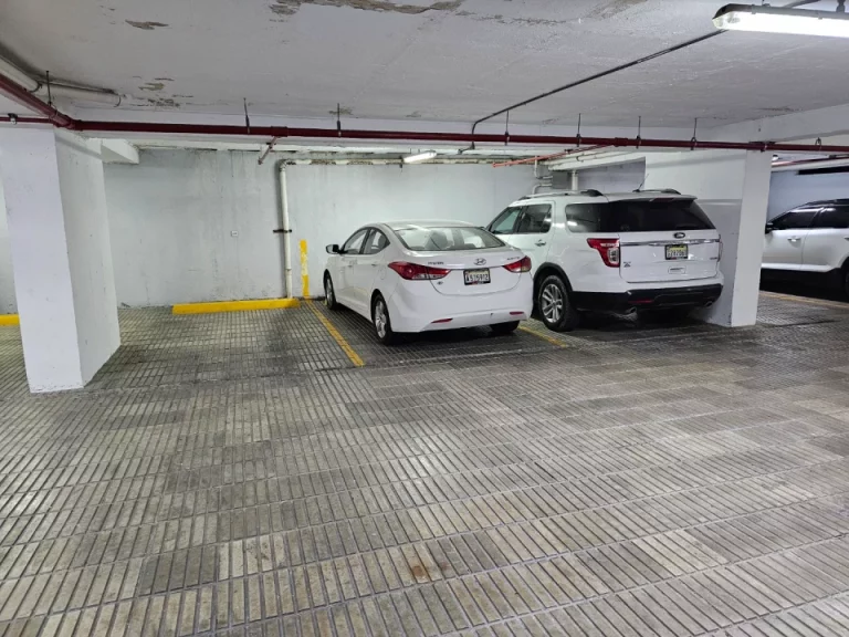 Ensanche Serrallés: Apartamento en Venta con Piscina, Estudio y 3 Parqueos