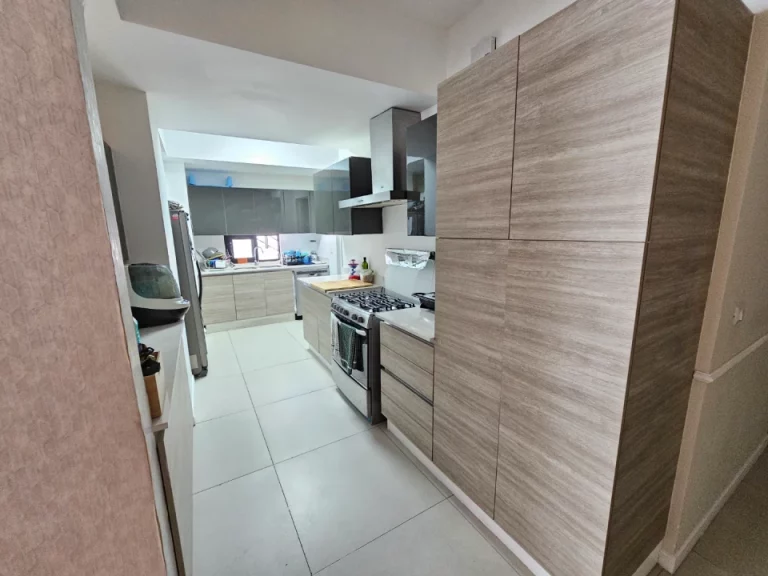 Ensanche Serrallés: Apartamento en Venta con Piscina, Estudio y 3 Parqueos