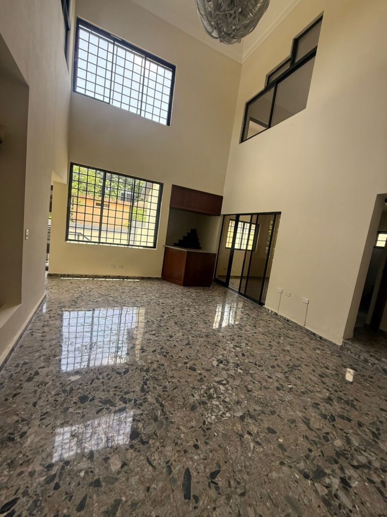 🏡 Amplia Casa de 5 Habitaciones – Espacio, Comodidad y Funcionalidad para Toda la Familia