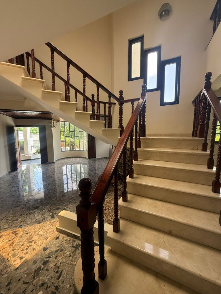 🏡 Amplia Casa de 5 Habitaciones – Espacio, Comodidad y Funcionalidad para Toda la Familia