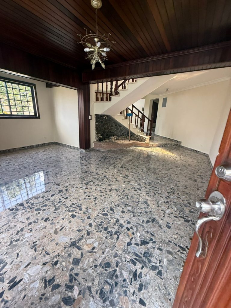 🏡 Amplia Casa de 5 Habitaciones – Espacio, Comodidad y Funcionalidad para Toda la Familia