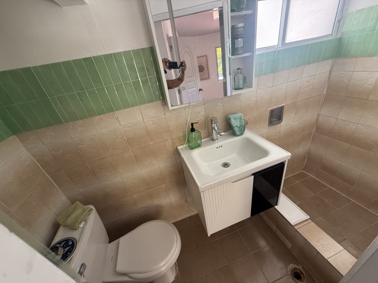 ¡Tu oasis en Juan Dolio! Hermosa Casa de 2 Niveles a Pasos del Mar
