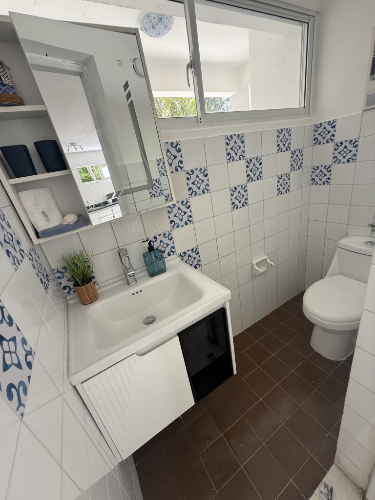 ¡Tu oasis en Juan Dolio! Hermosa Casa de 2 Niveles a Pasos del Mar