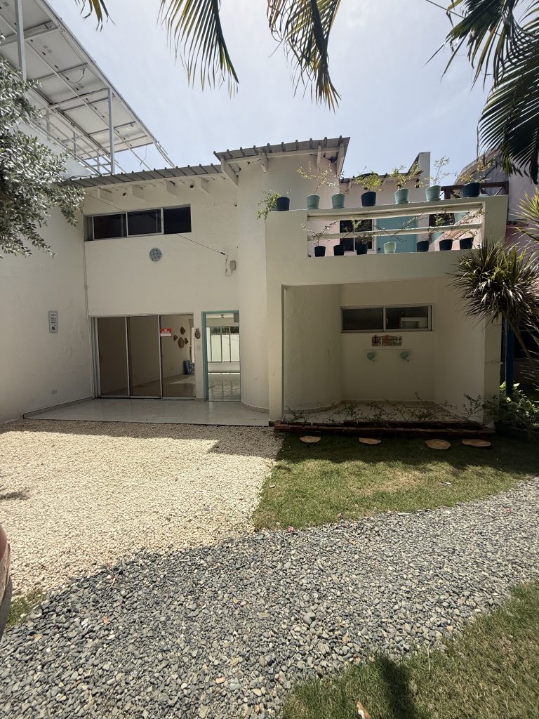 ¡Tu oasis en Juan Dolio! Hermosa Casa de 2 Niveles a Pasos del Mar