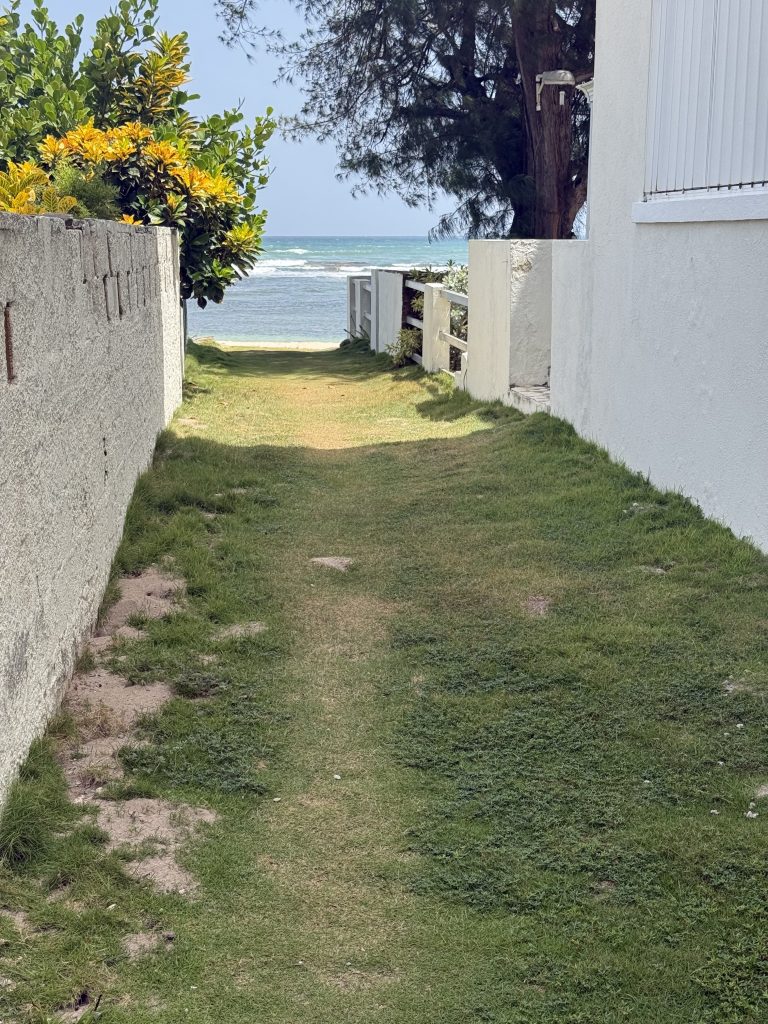 ¡Tu oasis en Juan Dolio! Hermosa Casa de 2 Niveles a Pasos del Mar