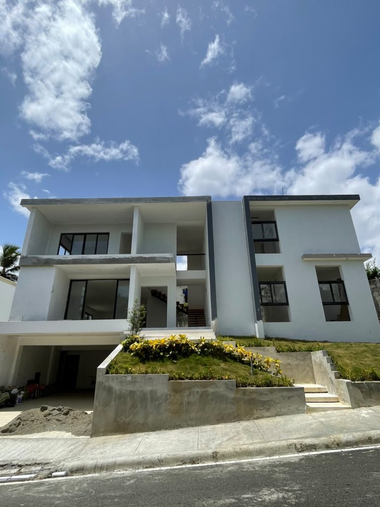 Casa nueva de lujo en fase final de terminación – Lista para estrenar