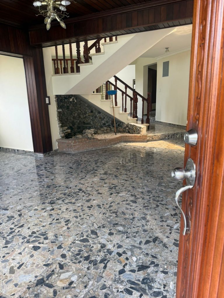 🏡 Amplia Casa de 5 Habitaciones – Espacio, Comodidad y Funcionalidad para Toda la Familia