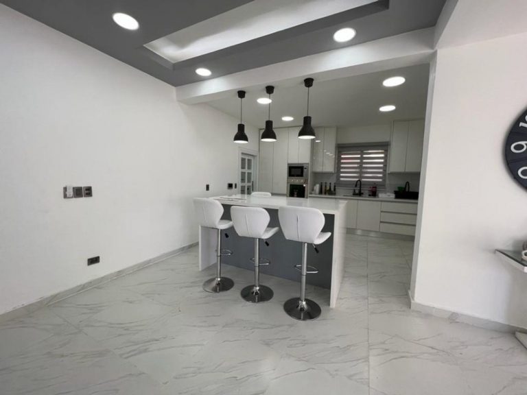 Casa en venta en Arroyo Hondo III, Santo Domingo – 578.99 m² con piscina y jardín