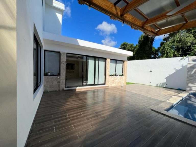 Casa en venta en Arroyo Hondo III, Santo Domingo – 578.99 m² con piscina y jardín