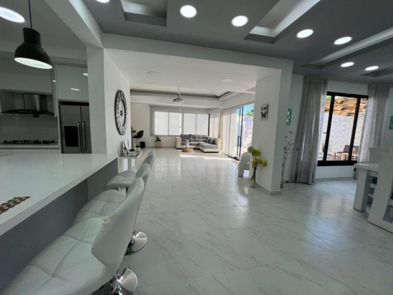 Casa en venta en Arroyo Hondo III, Santo Domingo – 578.99 m² con piscina y jardín