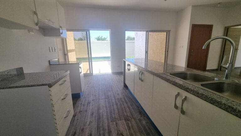 Casa en Venta en Downtown Punta Cana con Piscina y Jacuzzi Privado