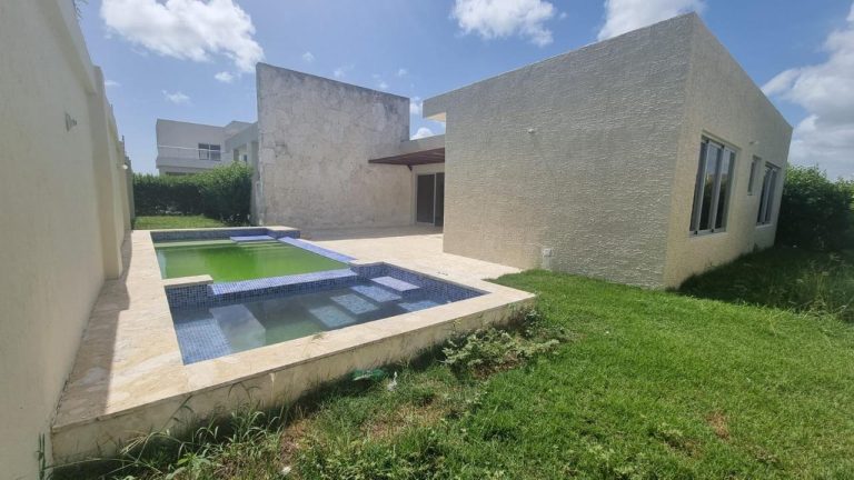 Casa en Venta en Downtown Punta Cana con Piscina y Jacuzzi Privado