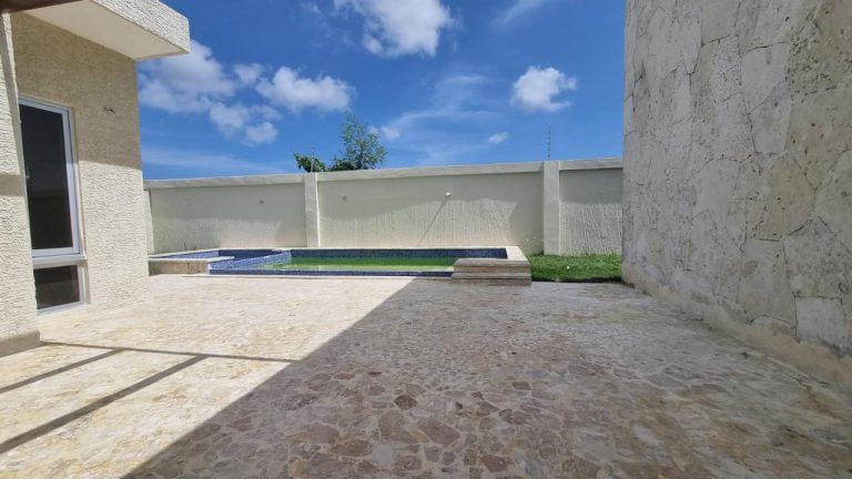 Casa en Venta en Downtown Punta Cana con Piscina y Jacuzzi Privado